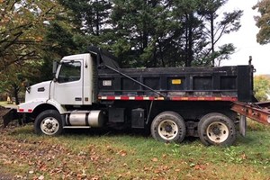 2004 Volvo  Truck-Dump